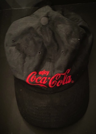 8668-1 € 5,00 coca coca cola petje zwart met rode letters geborduurd.jpeg